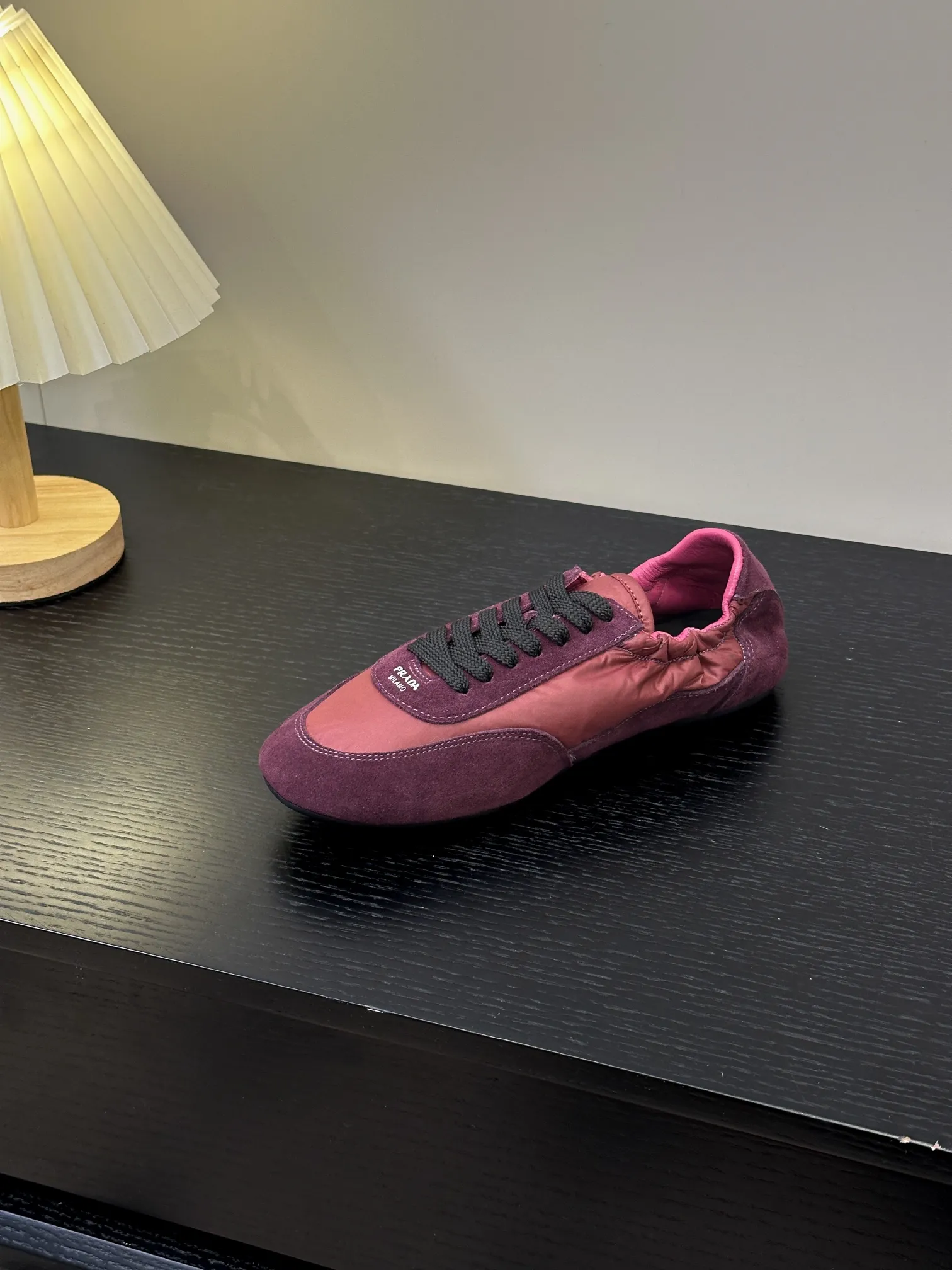 👟👟Ex-factory price 420👟👟 💠𝐏𝐑𝐀𝐃𝐀#Prada catwalk style lightweight thin-soled new moral training shoes casual shoes💠 outsole molded TPU❣️not made of rubber! The suede upper is textured, and the inner sheepskin is wrapped, which is soft and waxy. The insole is thickened with lambskin, which is extremely comfortable to step on, has a sense of support, and feels well wrapped. The shoe shape is full of wrapping, light, easy to wear, and practical. It is a casual shoe that makes you taller and longer legs! White is clean and refreshing, needed all year round, and can be easily worn with skirts and trousers. Upper: imported suede/original molded fabric. Lining: sheepskin. Outsole: TPU outsole! Different from cheap rubber soles on the market! Code number: 35-40 (40 customized)